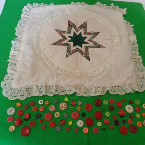 VINTAGE RETRO QUILTED PILLOW CASE W LACE PLUS OLD BUTTONS. - Picture 2 of 6